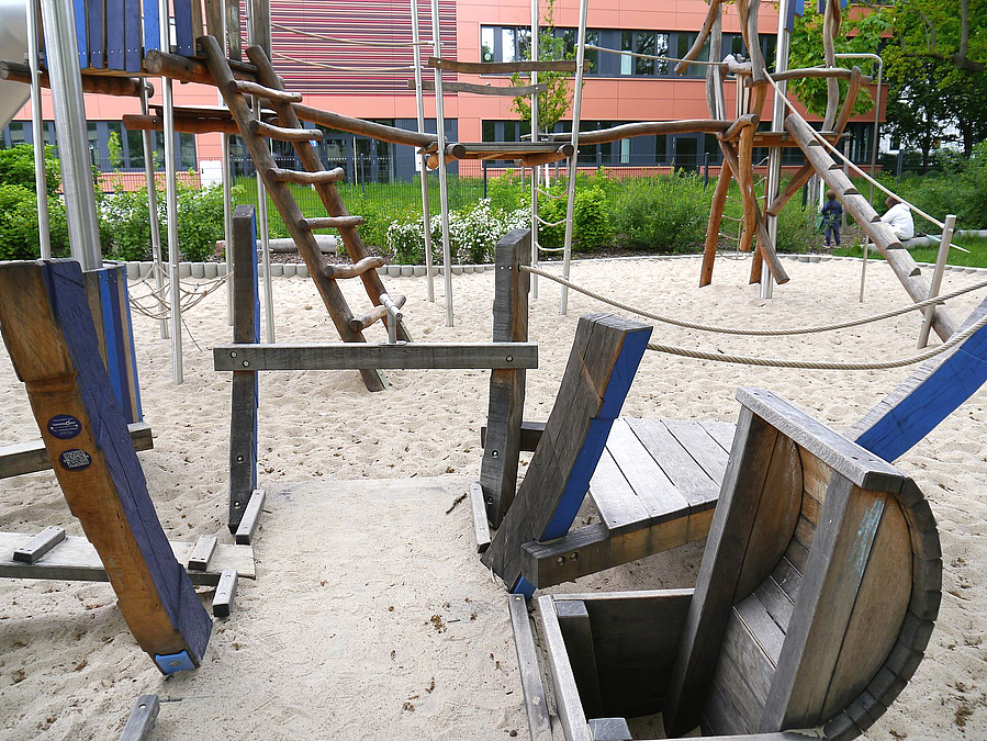 Steg mit Bootswänden und offener Kiste frontal