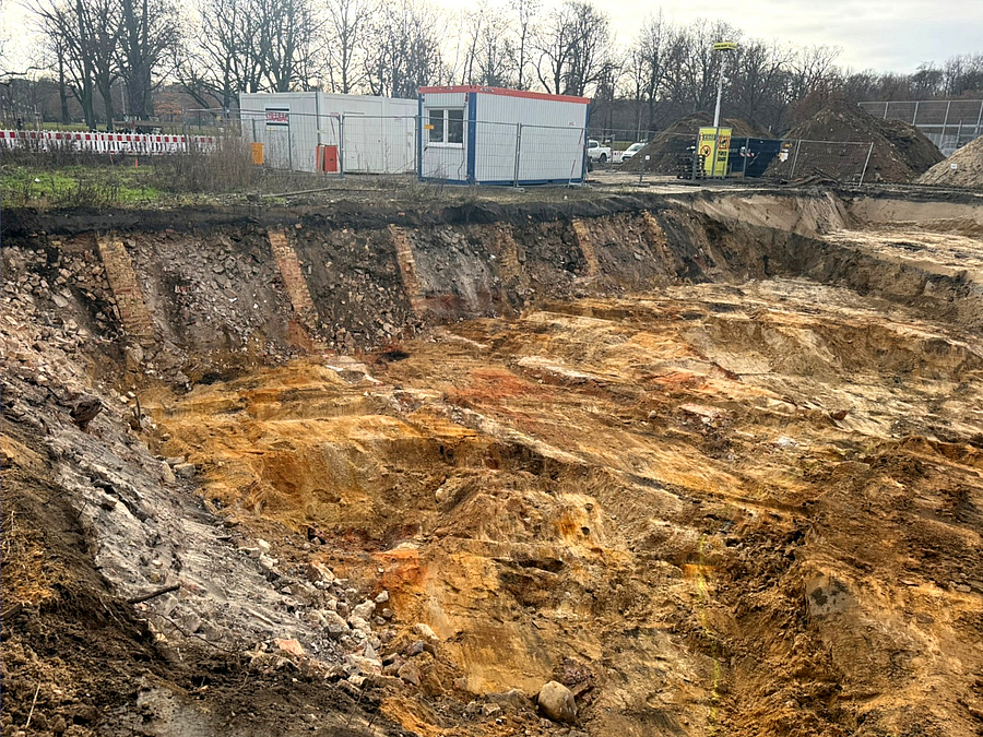 Baugrube, am Rand gemauerte Pfeiler