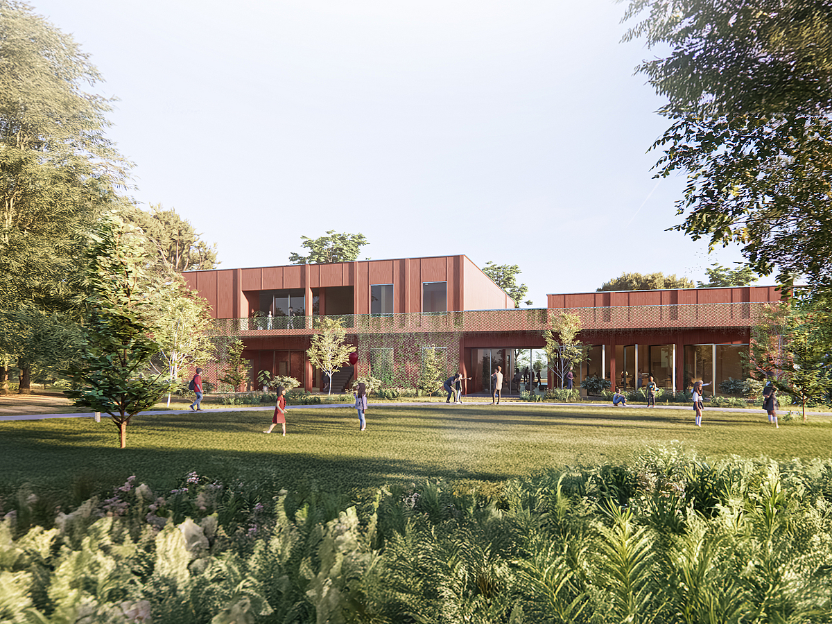 Gestuftes, dreiteiliges, rötliches Gebäude mit umlaufendem Balkon in großzügiger Grünfläche