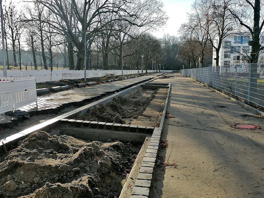 Straßenbaustelle mit Gruben für Baumscheiben