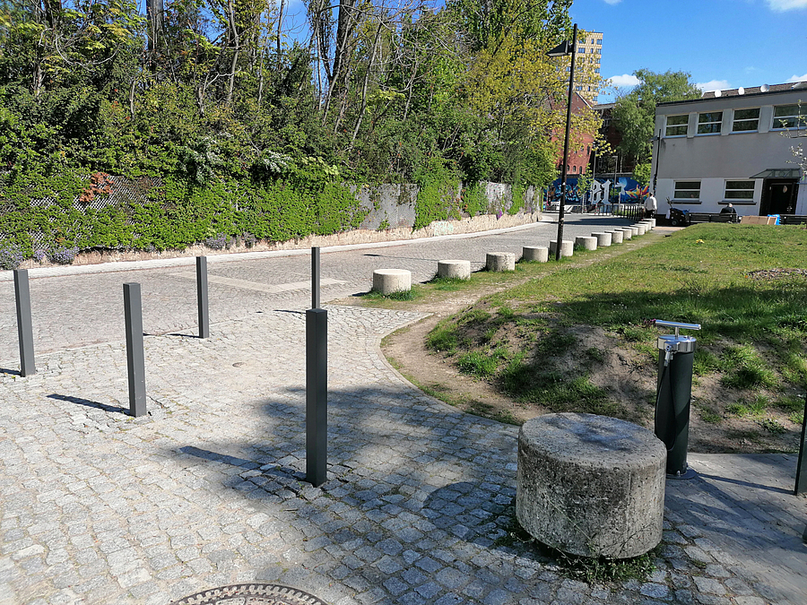 Pflasterstraße mit Pollern begrenzt