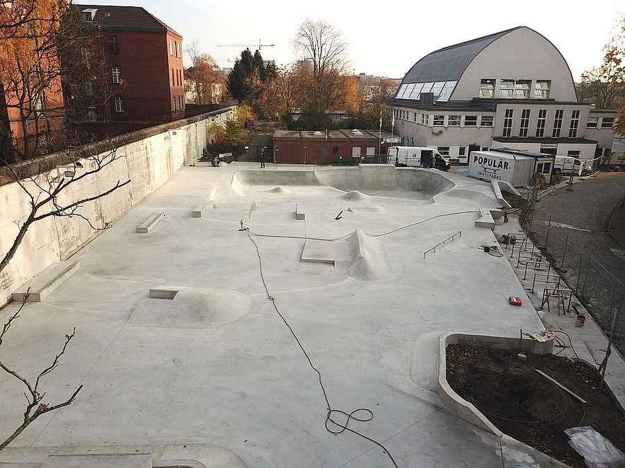 Betonfläche mit Hindernissen vom Schräg oben