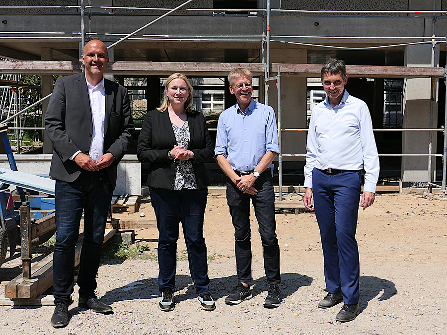 Gruppe vor Baustelle