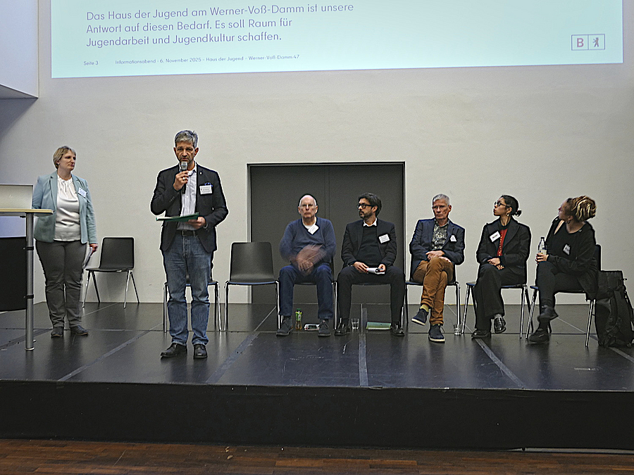 Nadine Fehlert, Oliver Schworck sowie 5 Personen sitzend auf Bühne