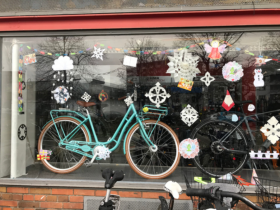 Schaufenster Fahrradladen mit Papiersternen