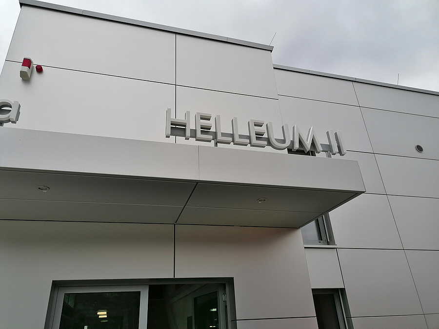 Vordach mit Schriftzug Helleum II