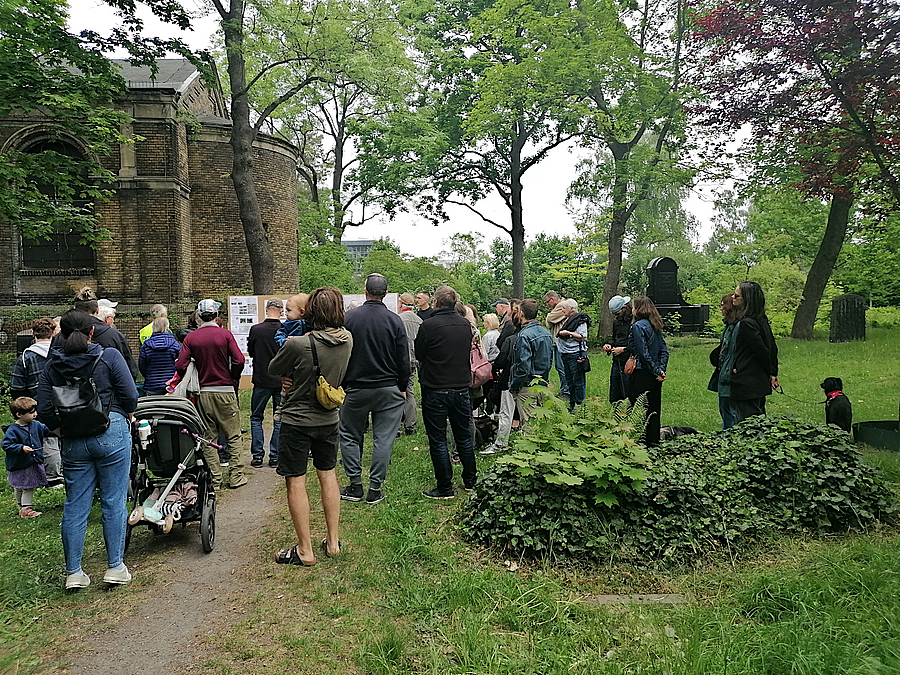 Große Gruppe von hinten auf Friedhof