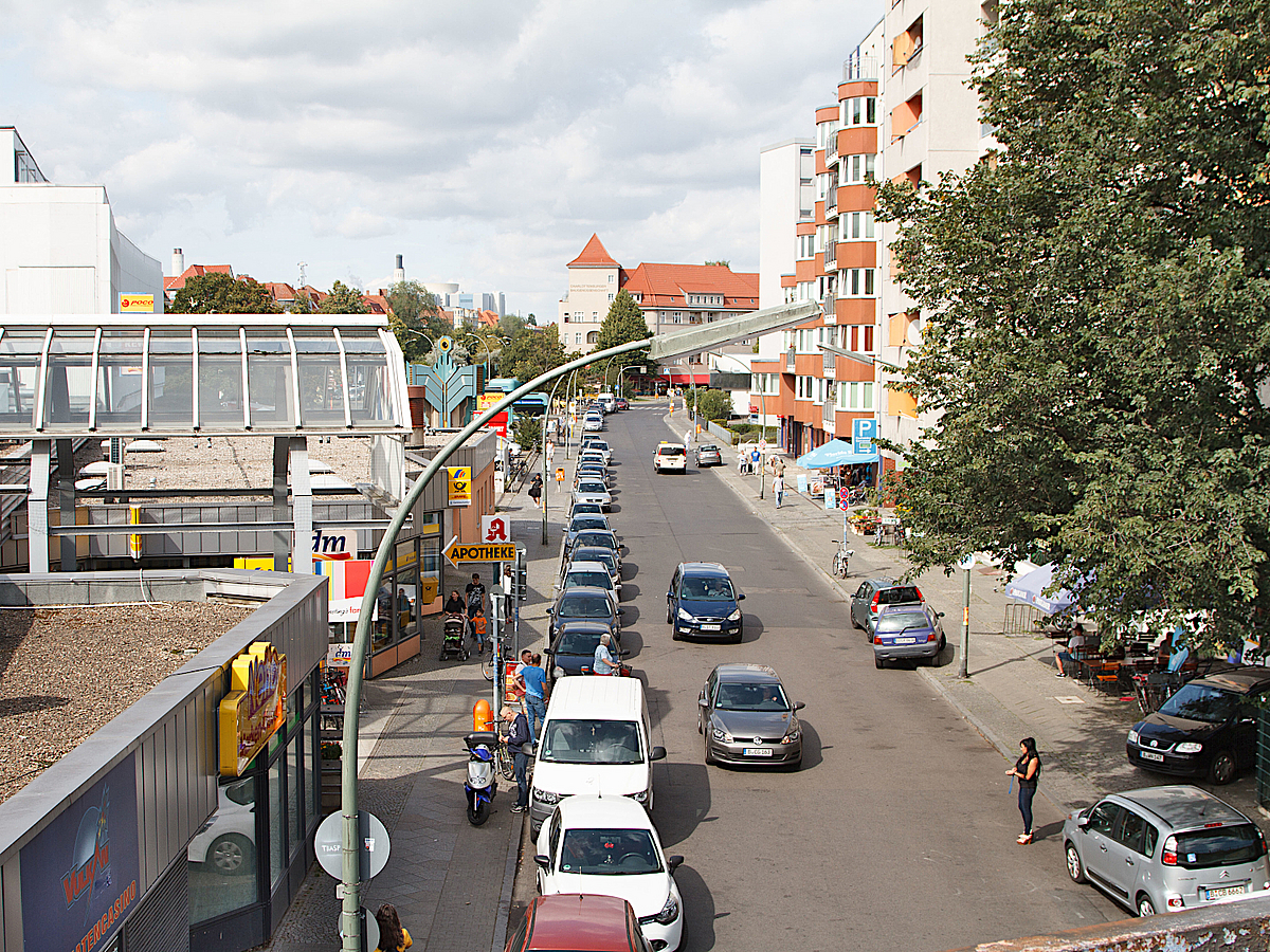 Blick von oben auf Einkaufszentrum und Straße