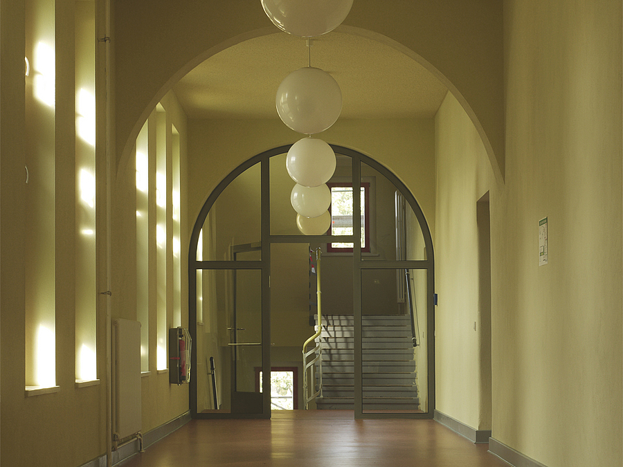 Schulflur des Hofgebäudes mit Blick zur Nebentreppe