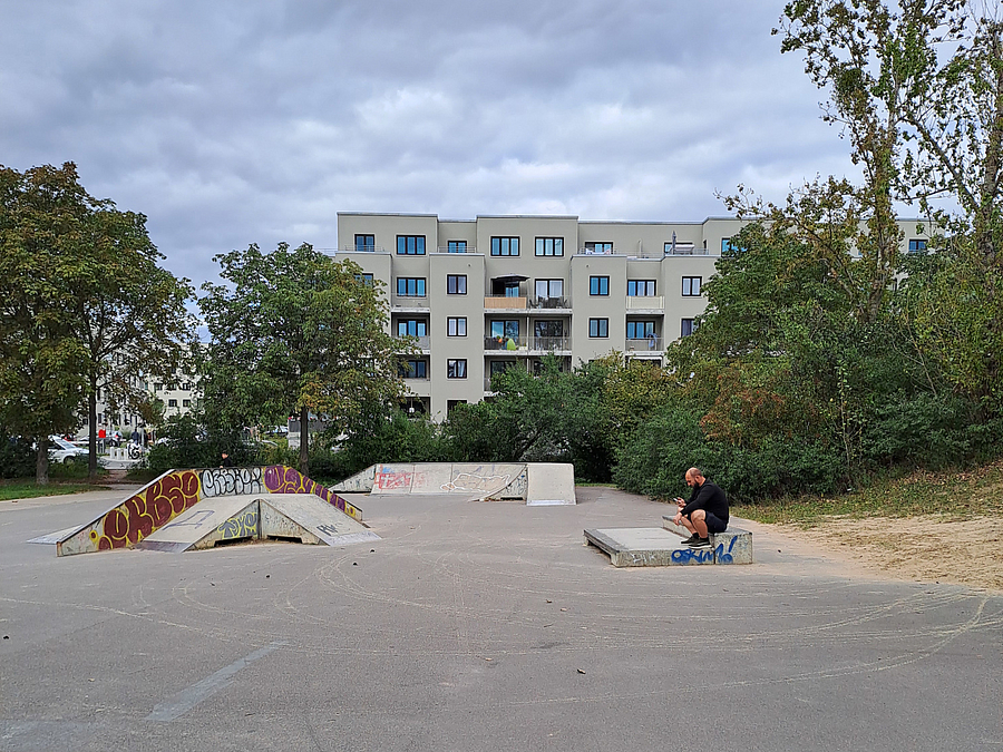 Skateanlage, neues Wohnhaus