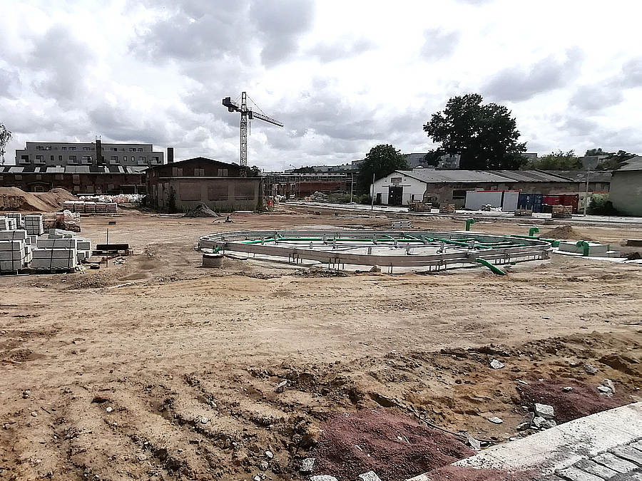 Das Fontänenfeld wird vorbereitet Baustelle, planierte Sandfläche, Ring mit Rohren