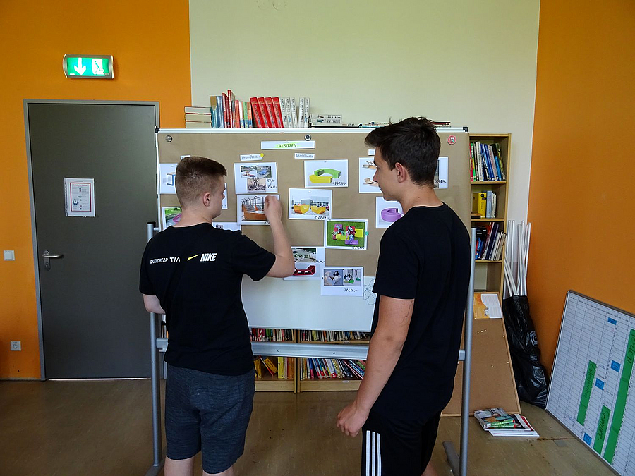 2. Workshop im Juni 2019: Schüler bei der der Auswahl für ihren Schulhof