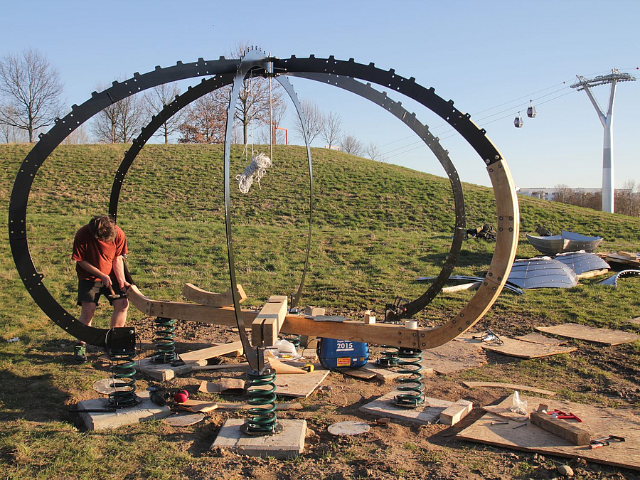Arbeit am Gestell in Form eines leigenden Eis auf grübner Wiese