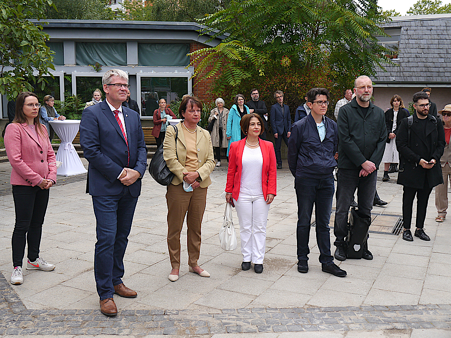 Menschen mit Abstand im Hof