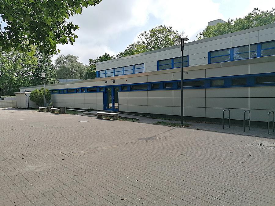 Vor der Sporthalle entsteht eine Rollerbahn Betonfläche, Sporthalle