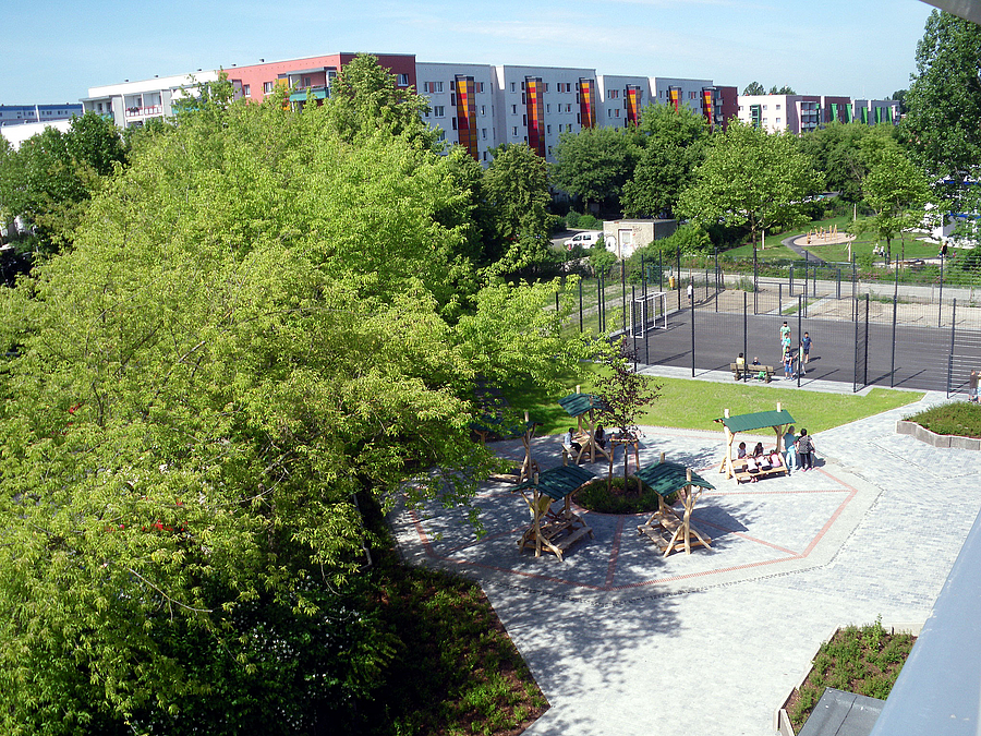 Cafeteríabereich und Bolzplatz von oben gesehen