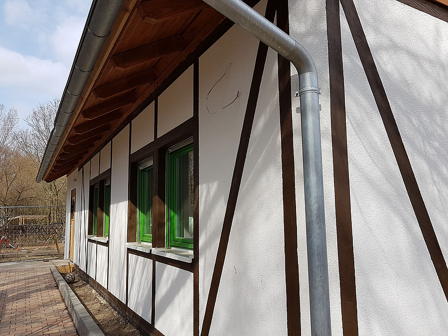 Seite Fachwerkhaus mit Fenstern mit grünen Rahmen