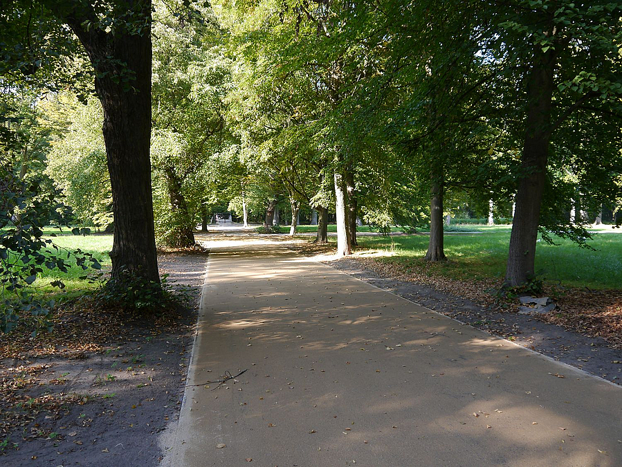 Das symmetrische Wegesystem wird mit wassergebundener Wegedecke erneuert