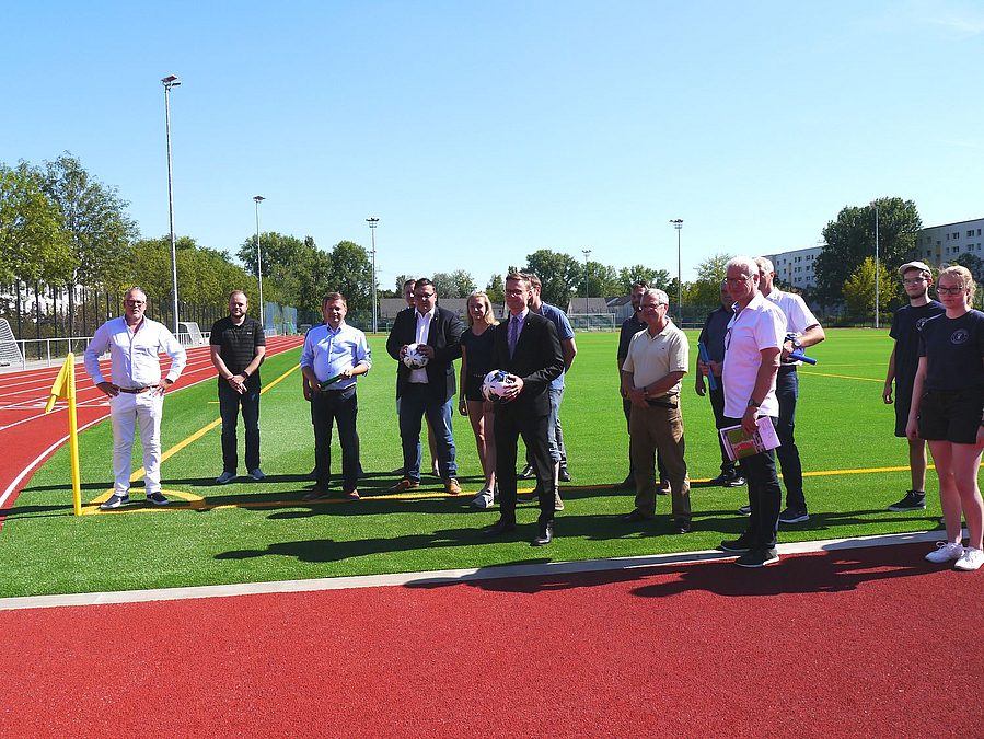 Gruppenbild auf Sportplatz