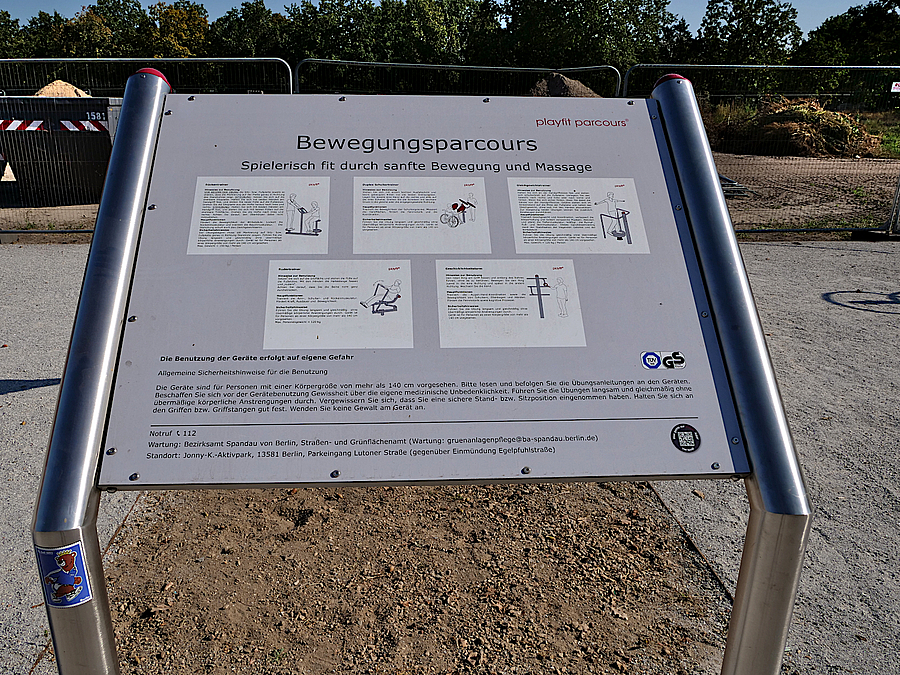 Schild mit Anleitung zur Nutzung der Fitnessgeräte