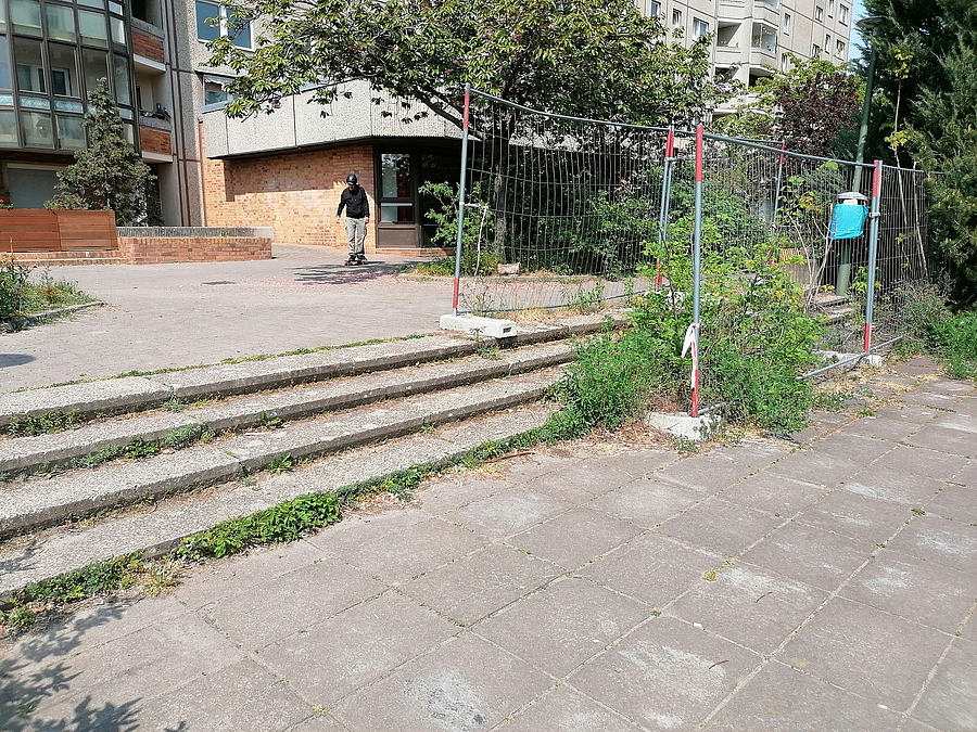 Beschädigte Platzfläche und Stufen