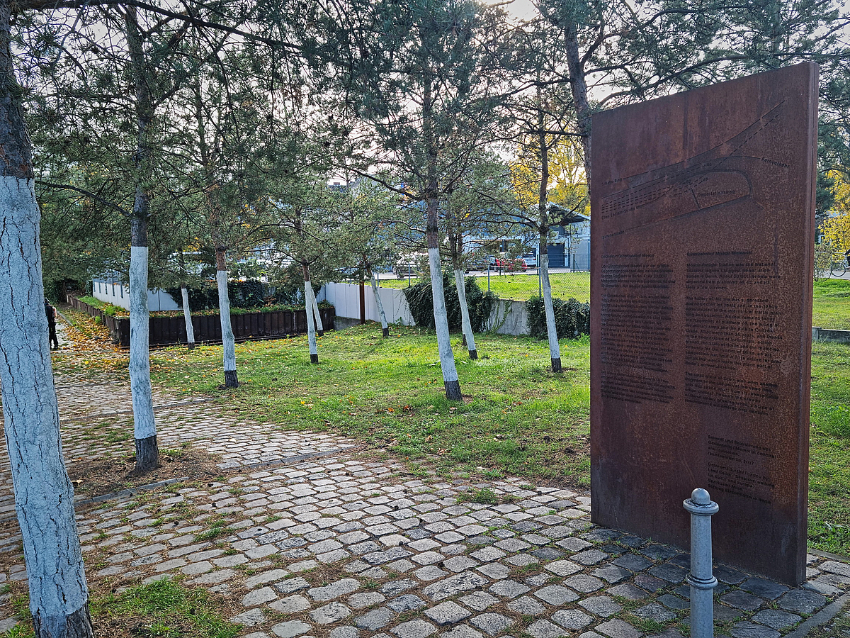 Kiefernhain, Pfalsterweg und Stele aus Cortenstahl