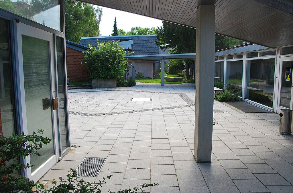 Blick in Innenhof umgeben von flachem Gebäude