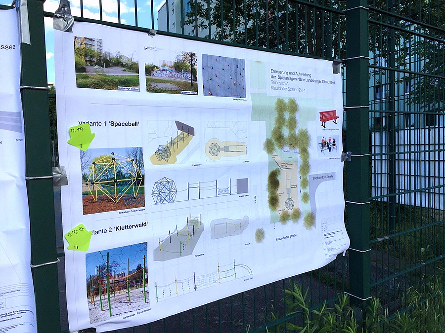 Plakat mit Entwurf und Beispielfotos an Bolzplatzzaun