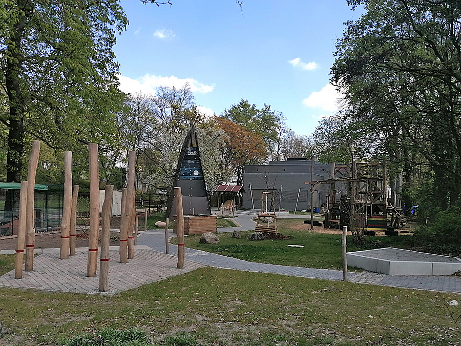 Freigelände mit Finnhütte, Holzstangen und selbst gebauten Podesten
