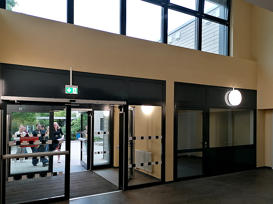 Eingang, darüber Fensterreihe