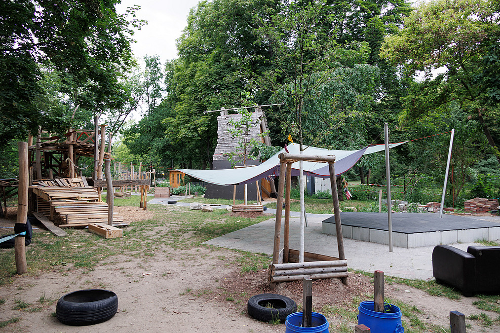 Blick auf Abenteuerspielplatz mit Sonnensegel