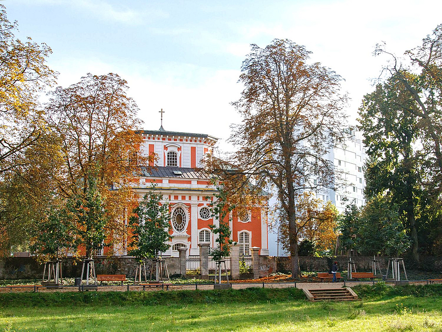 An der südlichen Kastanienallee ist vor der Kirche ein schöner Ruheplatz entstanden