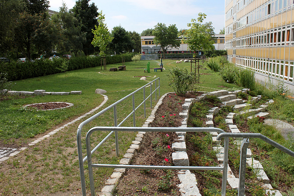 Terrassierte Beete zum Selberpflegen fangen den Höhenunterschied auf