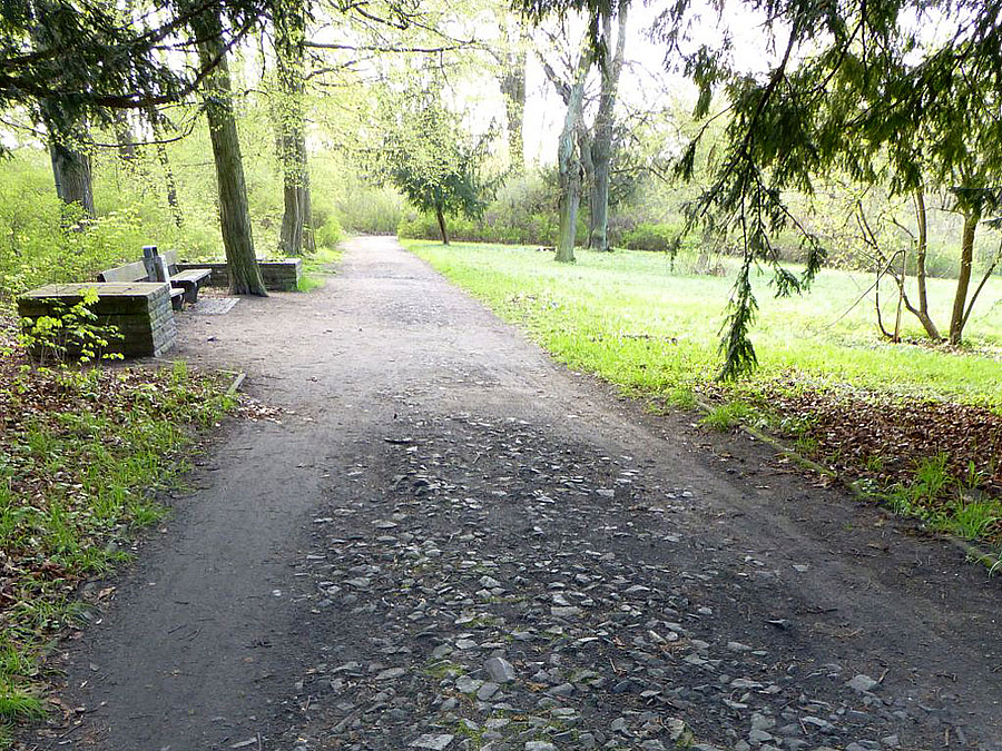 Romantischer Schlosspark mit erneuerungsbedürftigen Wegen