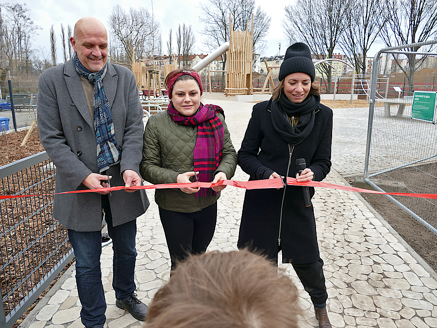 Band-Durchschneiden vor winterlichem Spielplatz