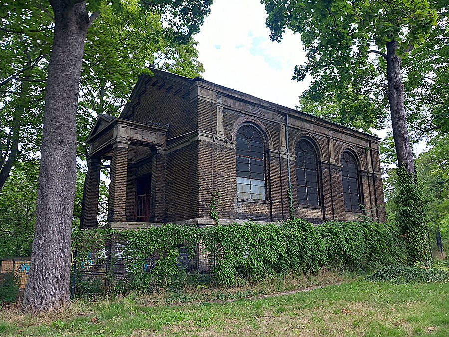 Kirchliches Gebäude im Park