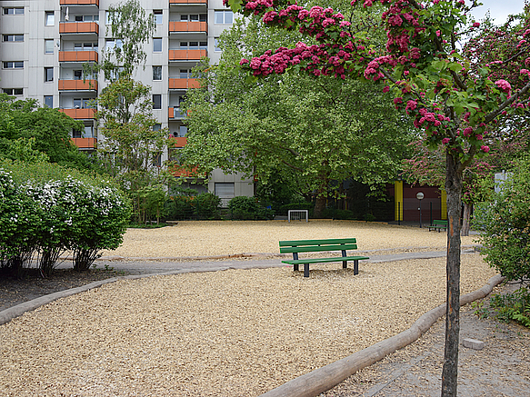Fläche mit Holzhäcksel, Grün und einem kleinen Fußballtor