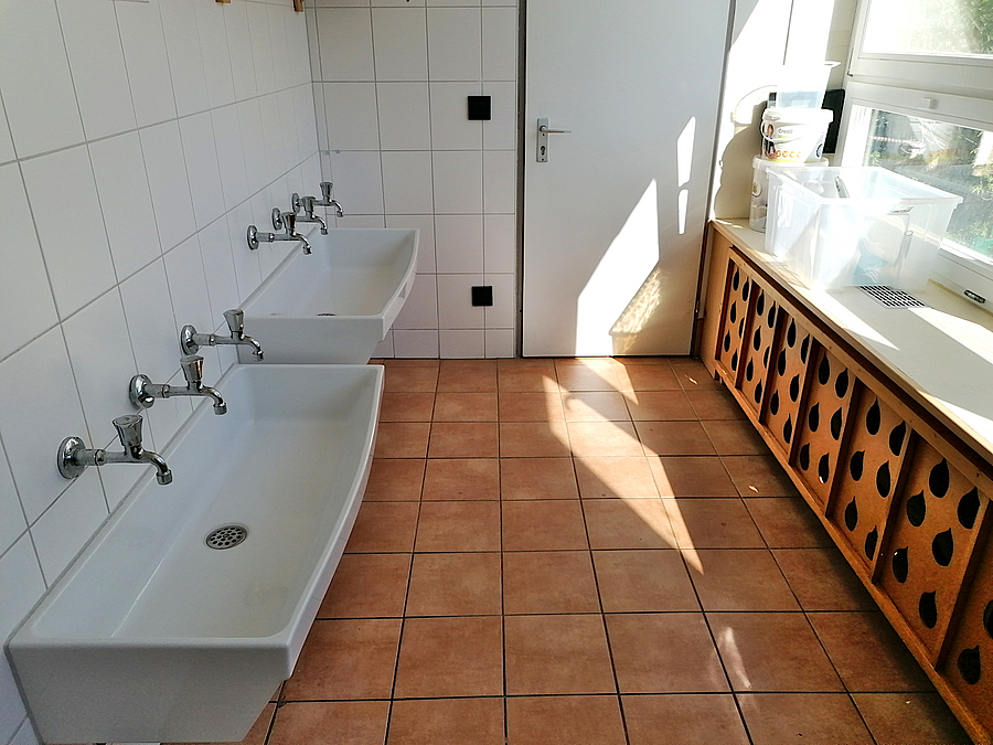 Bad mit Waschbecken in unterschiedlichen Höhen
