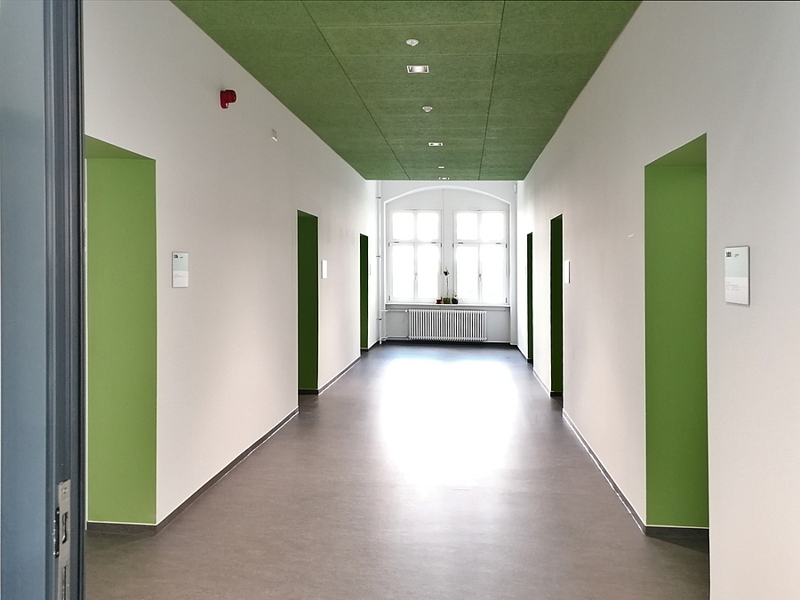 Im Erdgeschoss sind Zahnmedizinischer Dienst und Kinder- und Jugendgesundheitsdienst angesiedelt Korridorflucht mit grüner Decke und Türfassungen
