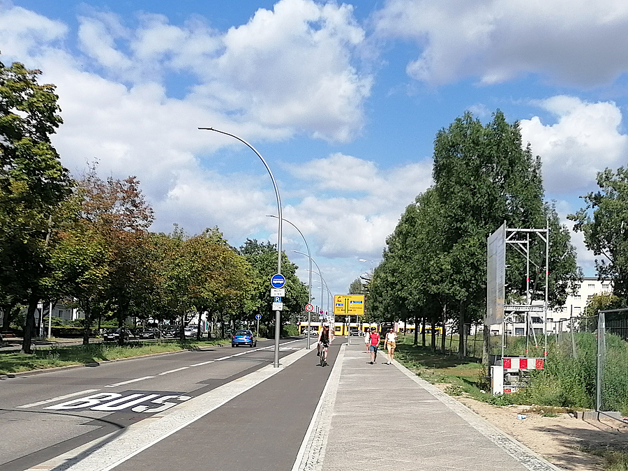 Auf der benachbarten Werneuchener Wiese kann die Bauvorbereitung für die neuen Spiel und Sportflächen beginnen Straße mit Geh- und Radweg und großen Laubbäumen