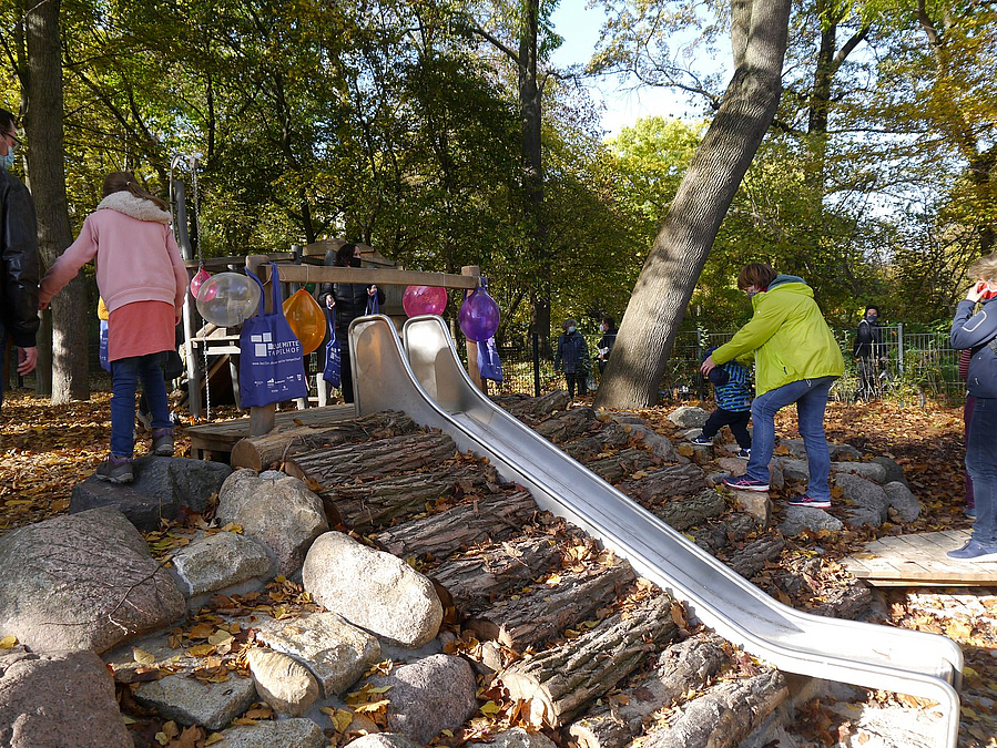 Kleine Hangrutsche mit Kindern in Rückansicht