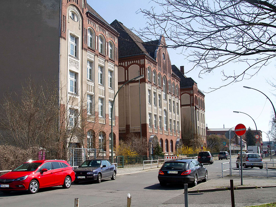 Schulgebäude seitlich an Straße