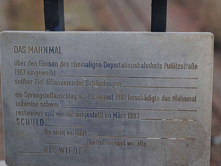 Auf dem Schild steht, wie oft dieses Denkmal beschädigt wurde.