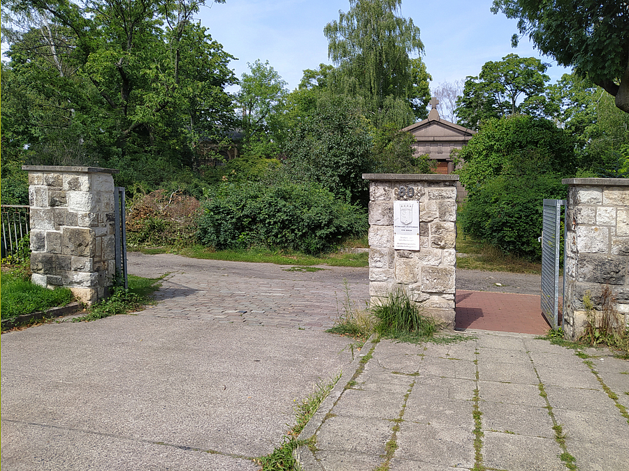 Torpfeiler, breiter Weg, Vorplatz, Blick auf Grün und Kapelle