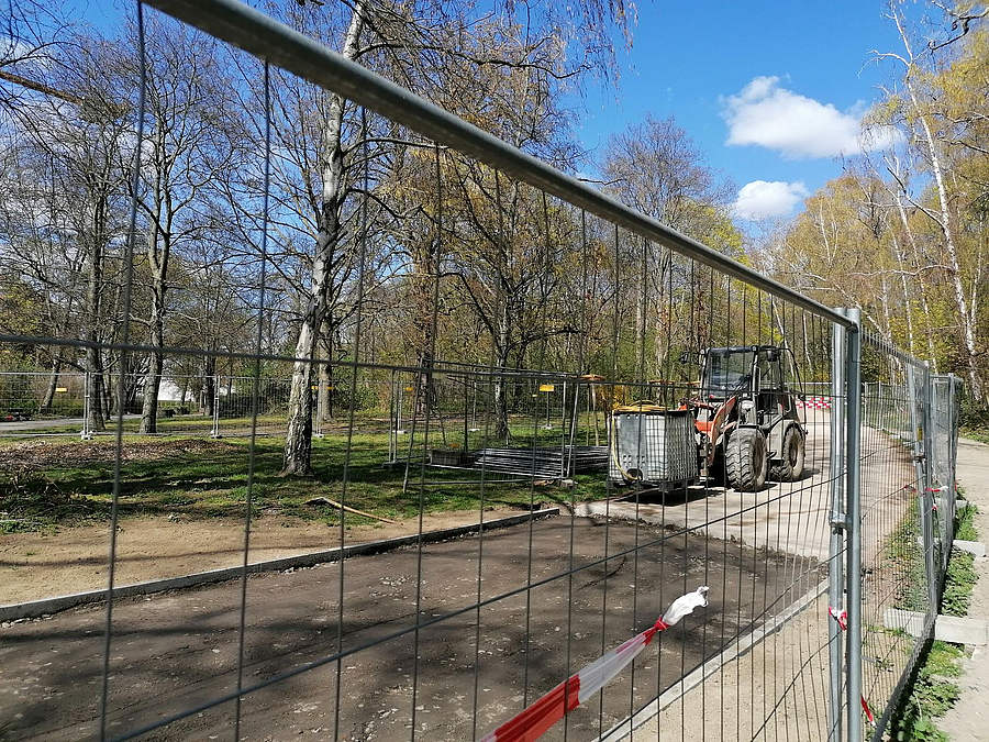 Bauzaun, Wegebau mit schwerem Gerät