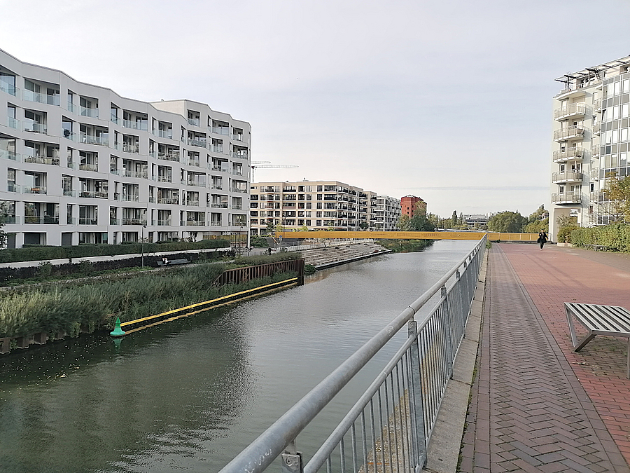 Blick über Kanal auf Neubauten