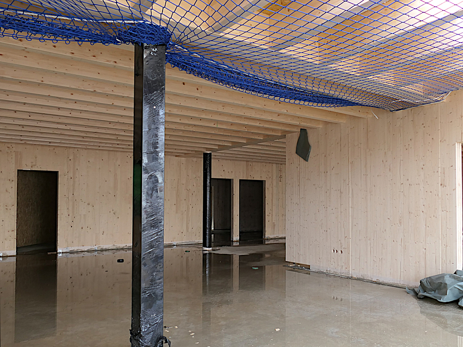 Großer Raum aus Holz im Bau