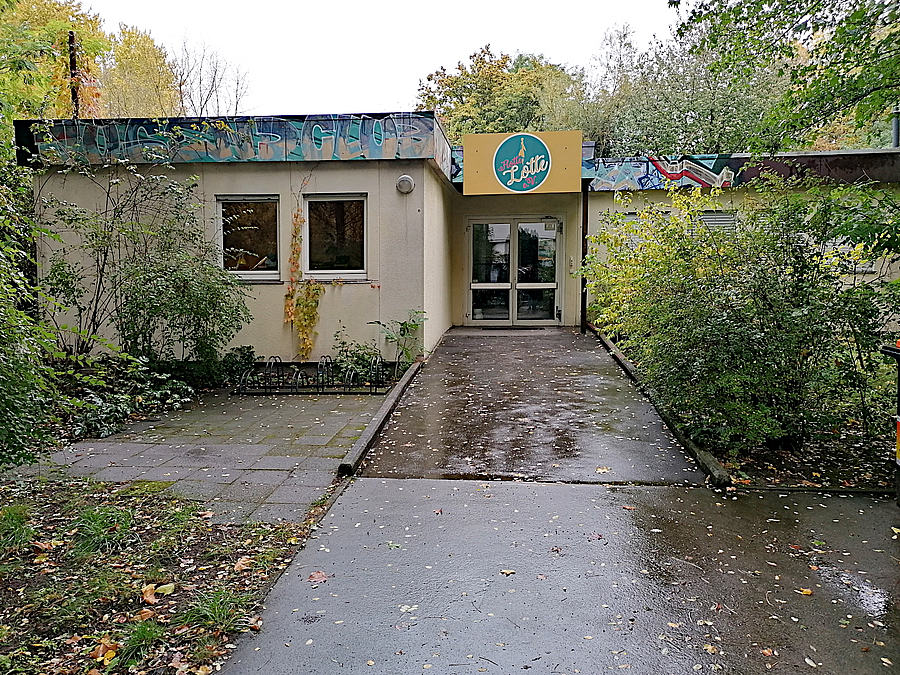 Bungalowartiges mehrfach gegliedertes Gebäude im Herbst