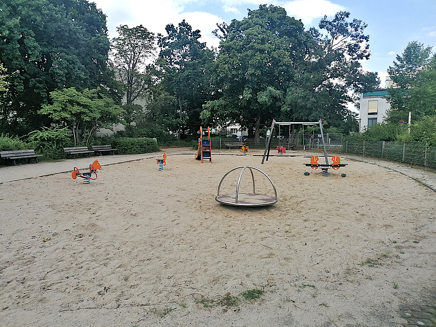 Ovale Sandspielfläche mit Geräten für Kleinkinder