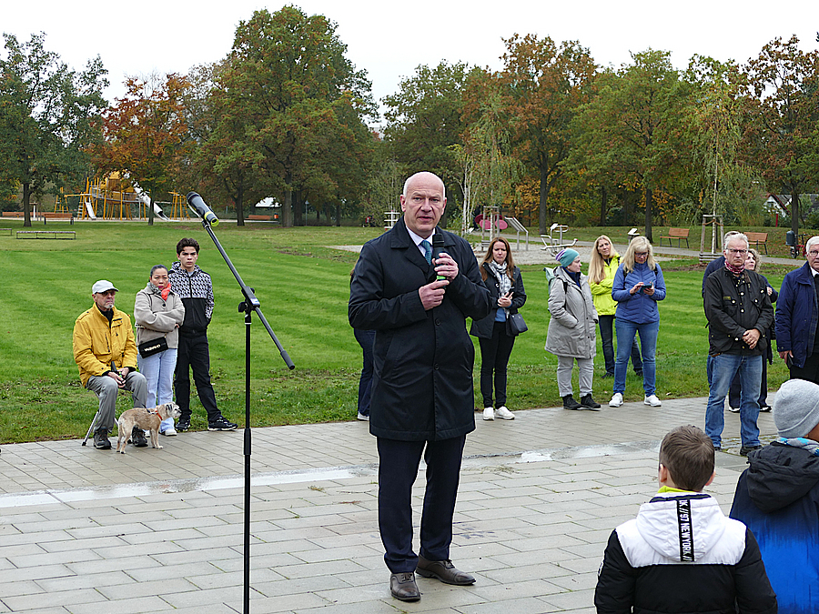 Kai Wegner spricht im Park